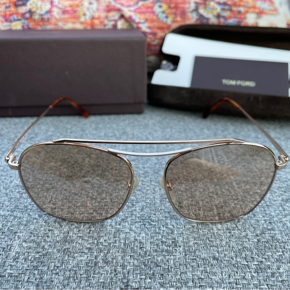 Tom Ford FT0145 Rose/Lt Rose gold aviator sunglasses NIB - Picture 2 of 6